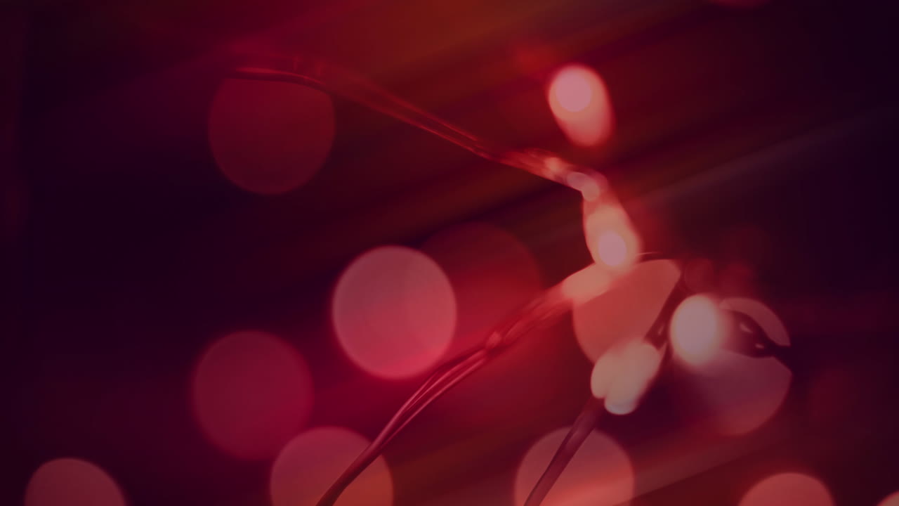 animación de luces de cadena bokeh, en un fondo rojo de enfoque suave
