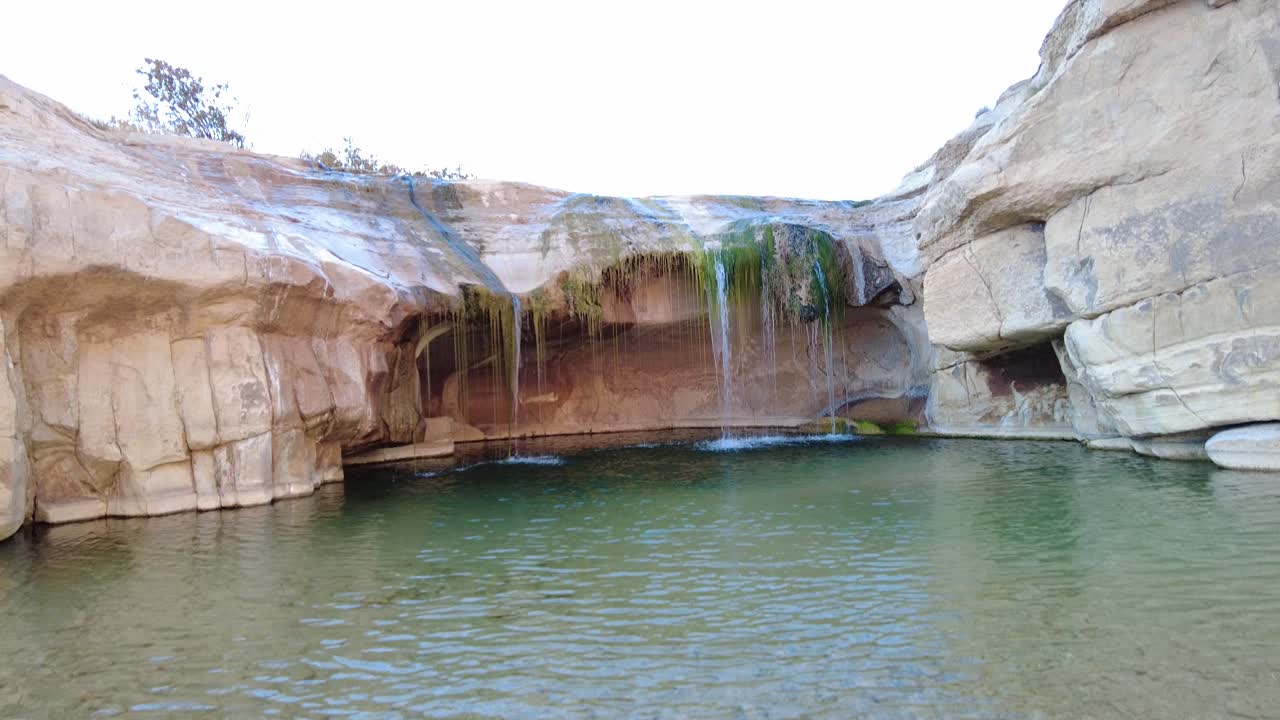 Una cascata nel mezzo del deserto del Sahara, Algeria, Biskra