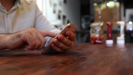 Usando-Un-Dispositivo-De-Teléfono-Móvil-En-El-Restaurante.