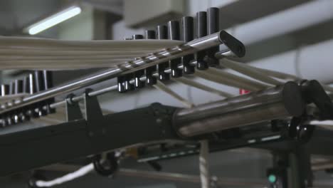 máquina industrial que funciona en una hilandería de textiles