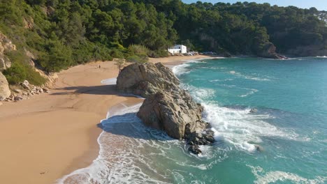 Mediterraner-Strand-Paradisiaca-Türkisblaues-Wasser-Menschenleer-Luftaufnahme-Drohne-Spanien-Katalonien-Costa-Brava-Blanes-Lloret-De-Mar-Mallorca-Balearen