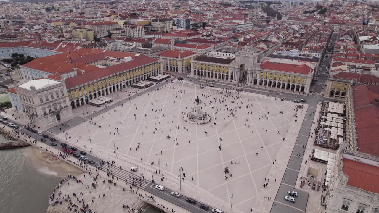 Turista nella famosa piazza Terreiro do Paço a Lisbona, Portogallo, orbita aerea