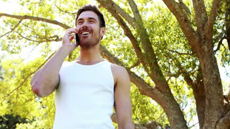hombre hablando por teléfono móvil