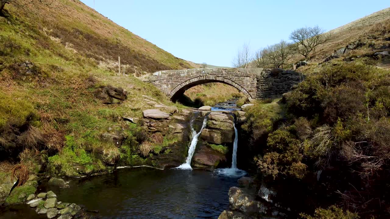río dane y cascadas en three shires head, el punto de encuentro de los condados de cheshire, derbyshire y staffordshire, parque nacional del distrito pico, reino unido