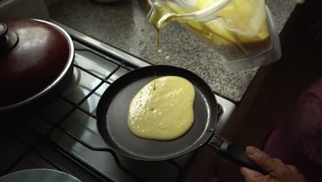 verter la masa en la sartén