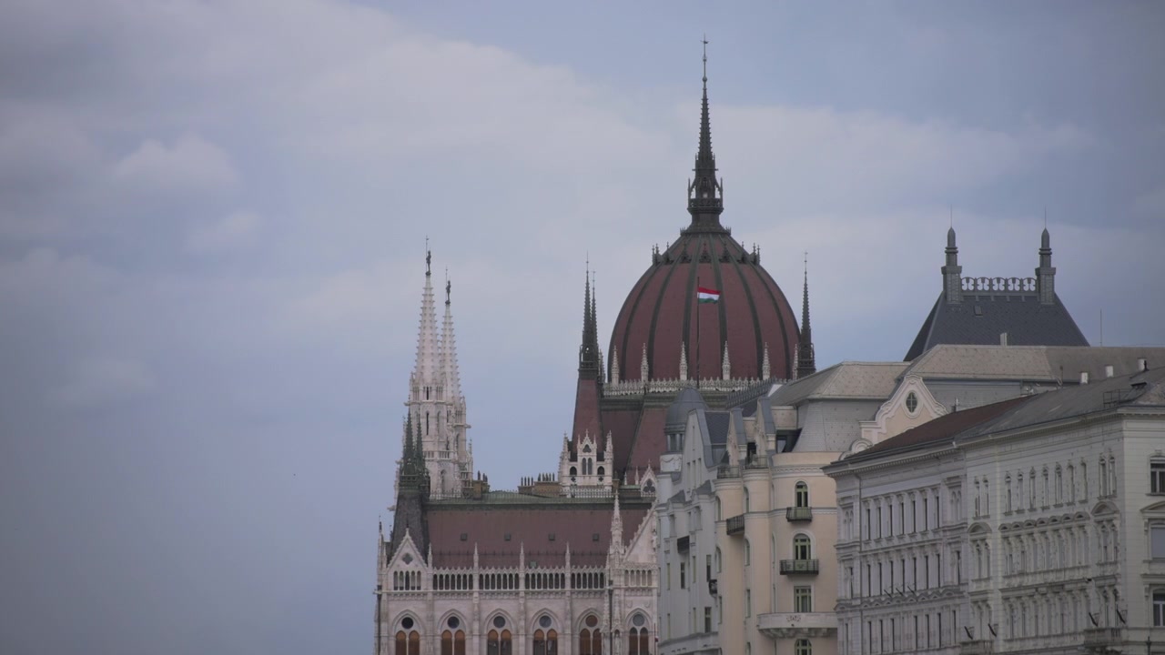 Parlamento ungherese contro un cielo nuvoloso