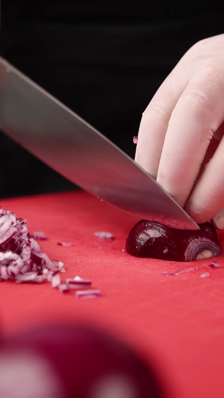 chef cortando cebolla roja