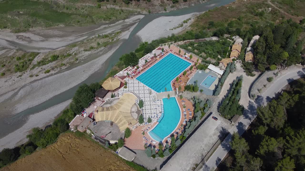 알바니아 티란의 풀 bz 드론