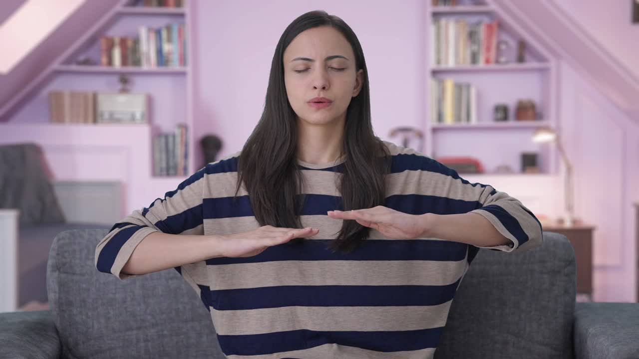 индийская девушка делает вдох и выдох упражнение