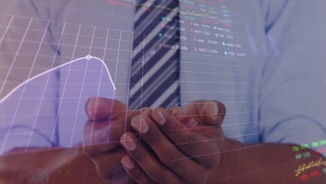 animación del procesamiento de datos del mercado de valores en la sección media del hombre de negocios con manos cubiertas