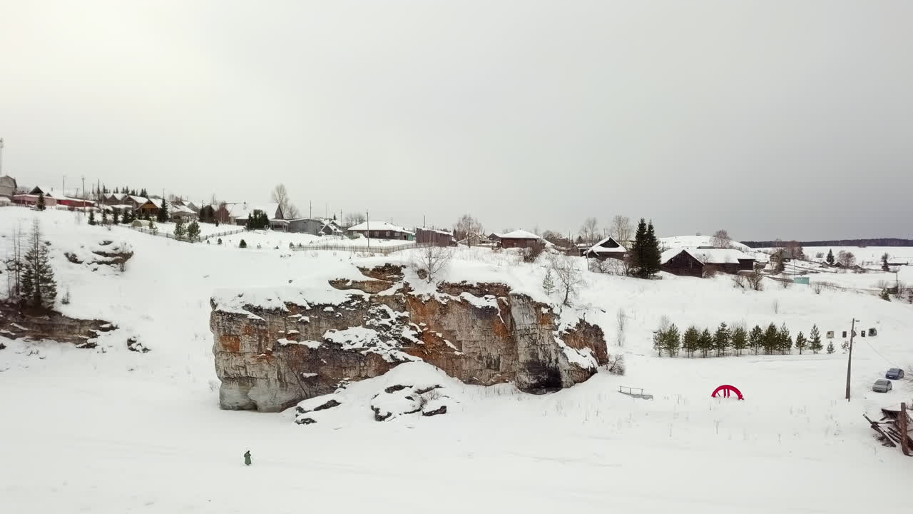 снежная деревня на скалистой скале