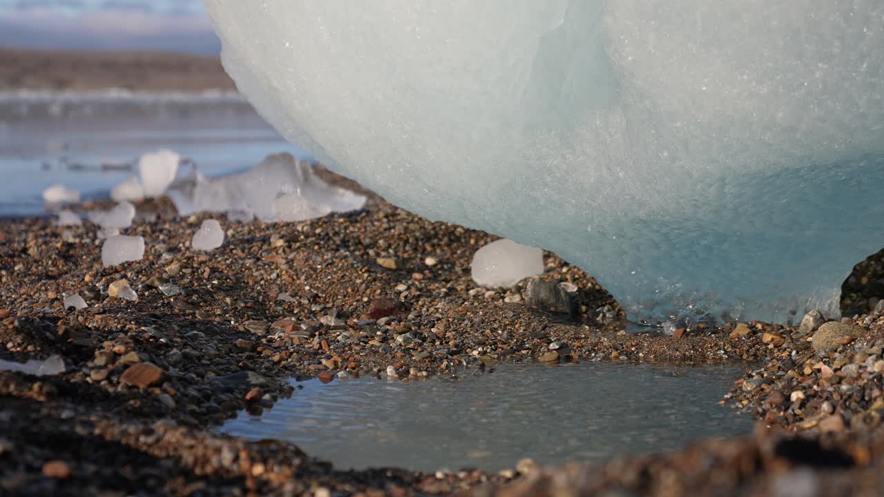 Nærbillede af smeltende gletsjeris på kyststrand.