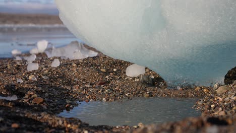 el hielo del glaciar se derrite en la playa de la costa, de cerca