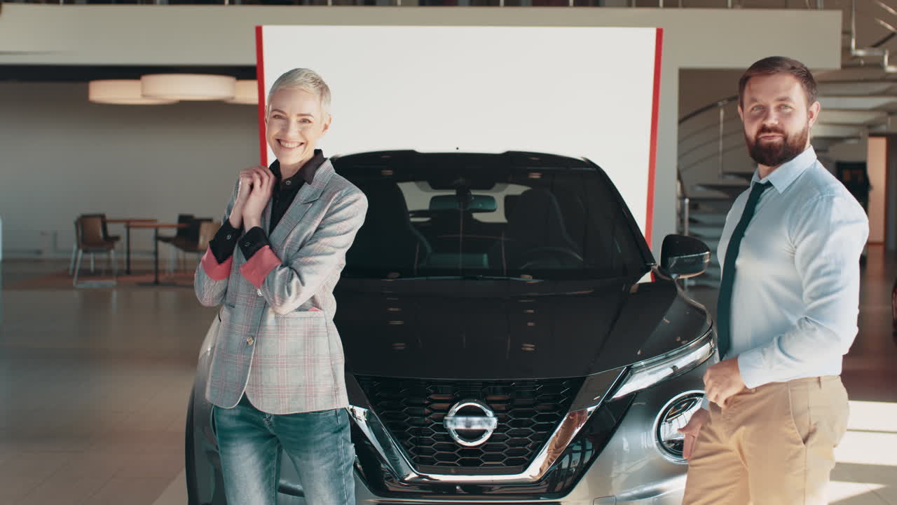 cliente emocionado por el nuevo coche en la sala de exhibición