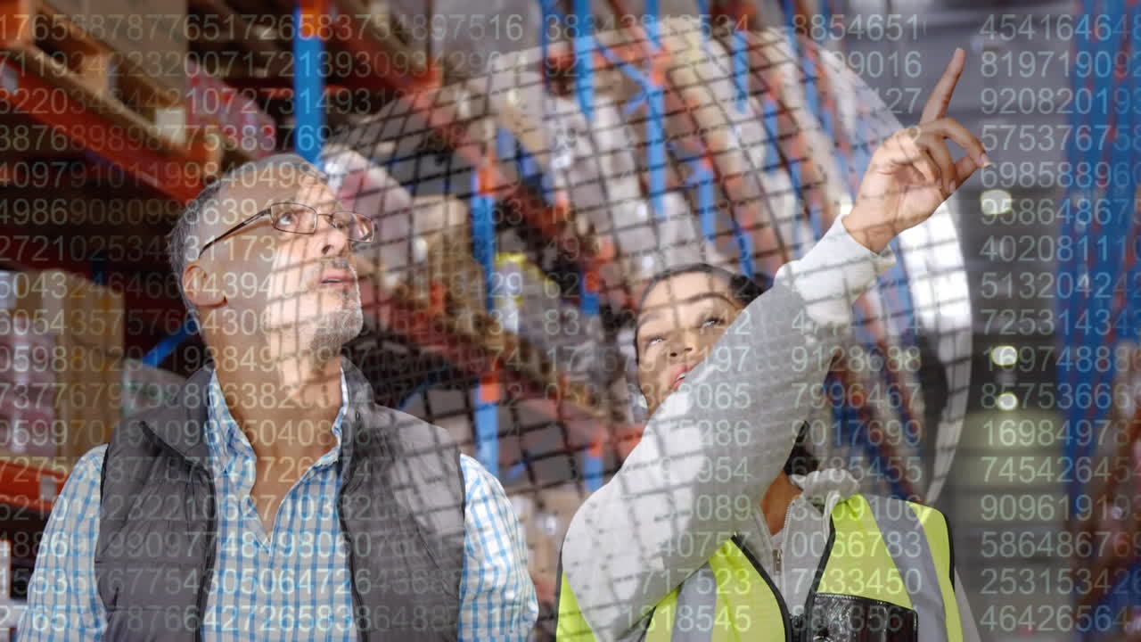 animación del procesamiento de datos sobre trabajadores masculinos y femeninos de almacén