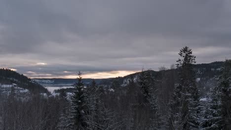 Bosque-Nevado-En-La-Montaña-Con-Nubes-Esponjosas-En-El-Cielo-Al-Amanecer