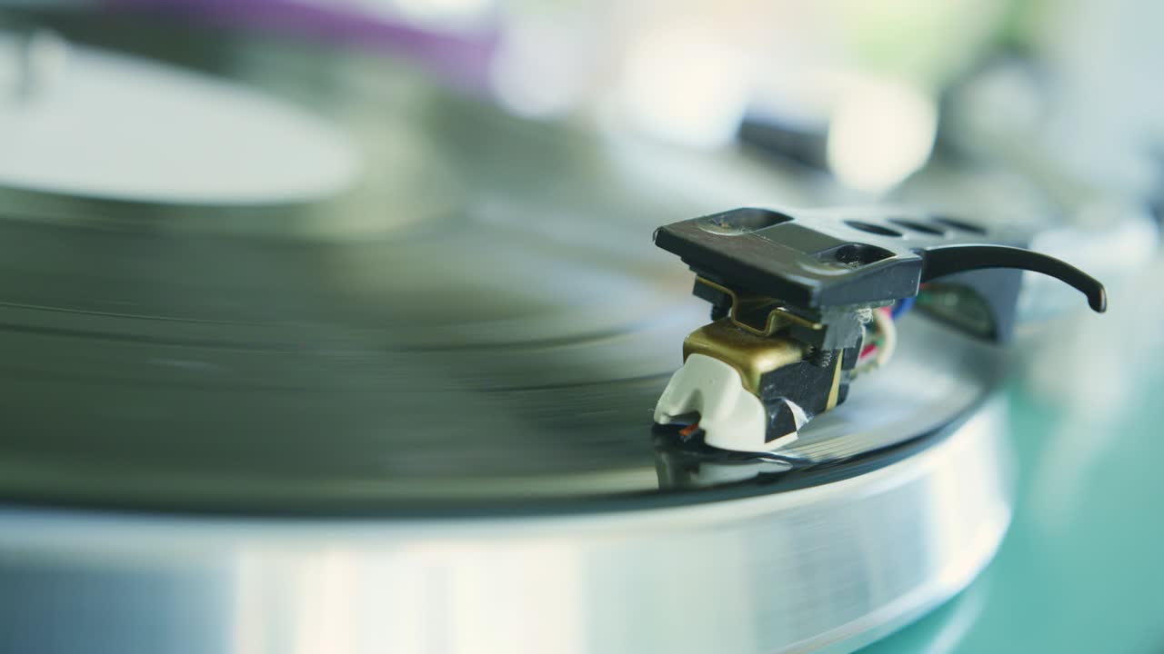 회전 하는 비닐 레코드 플레이어 의 바늘 의 클로즈업