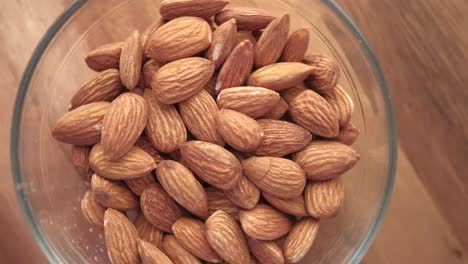almendras en un cuenco de vidrio