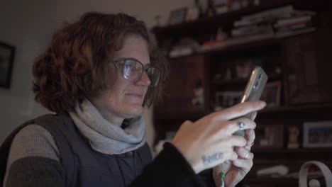 mujer usando teléfono inteligente en el interior