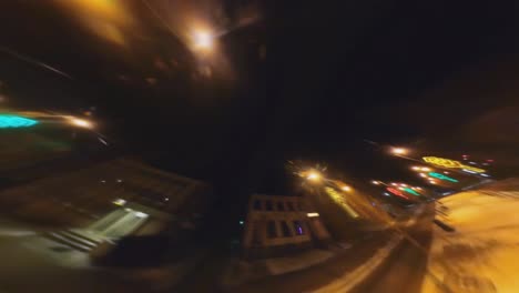 imágenes rotativas de lapso de tiempo de callejones decorados de la ciudad en la noche de invierno
