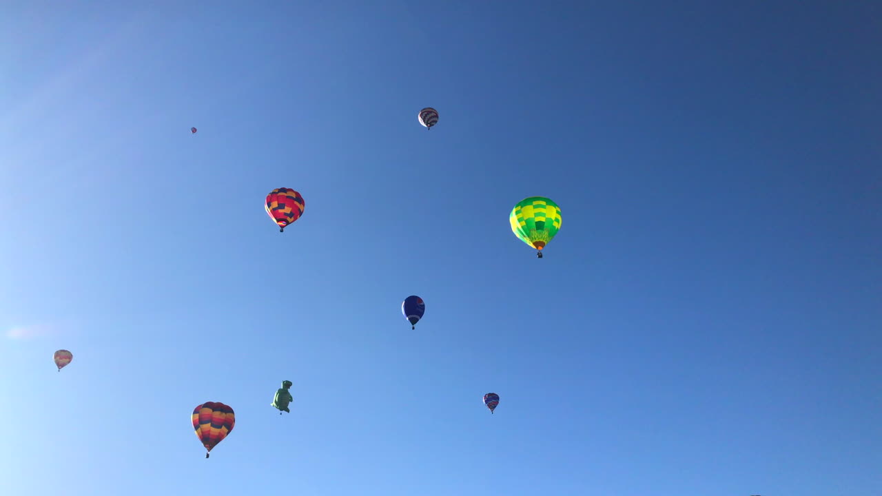 열기구로 가득 찬 하늘을 드러내는 아래로 기울이십시오.
