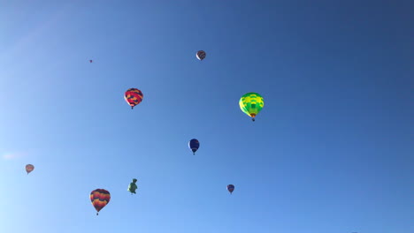 Inclinar-Hacia-Abajo-Revelando-El-Cielo-Lleno-De-Globos-Aerostáticos