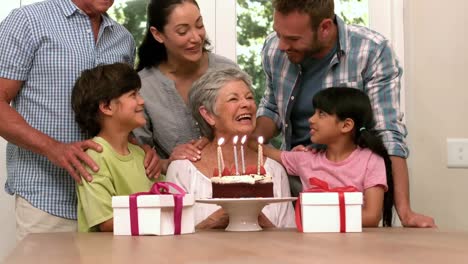 Animación-De-Una-Capa-En-Llamas-Sobre-Una-Familia-Divirtiéndose-En-Una-Fiesta-De-Cumpleaños