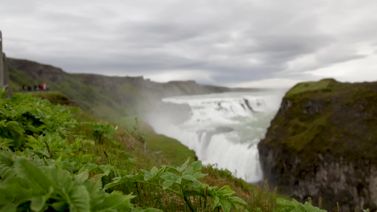 cascadas del golfo en islandia con video de gimbal moviéndose desde el suelo hacia arriba en cámara lenta