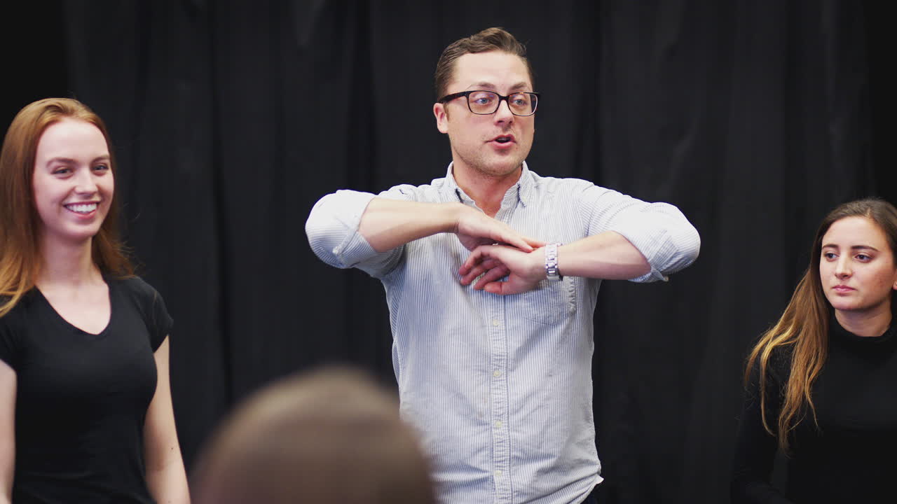 공연 예술 학교의 여성 연극 학생들과 함께 스튜디오 즉흥 수업에서 선생님