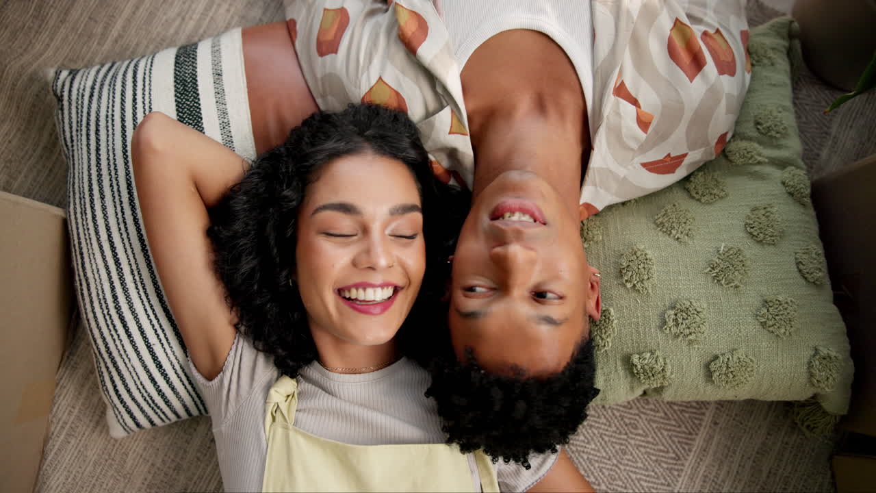 Casal feliz relaxando em casa nova