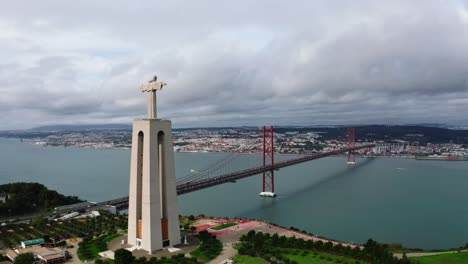 La-Estatua-De-Jesús-Y-El-Puente-Rojo