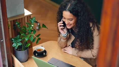 trabajo remoto, llamada telefónica y una mujer en un café