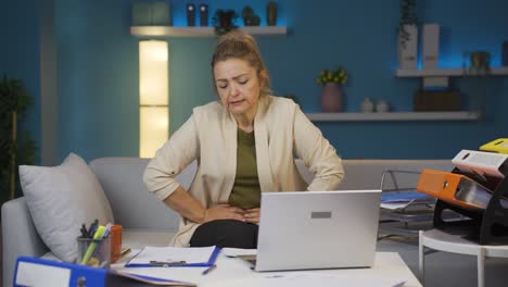 La-Mujer-Trabajadora-De-Oficina-En-Casa-Tiene-Dolor-De-Estómago.