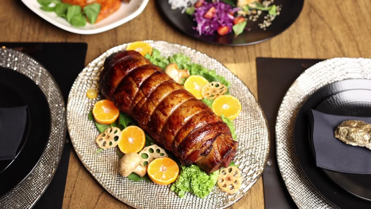 장식과 함께 긴 돼지고기 요리