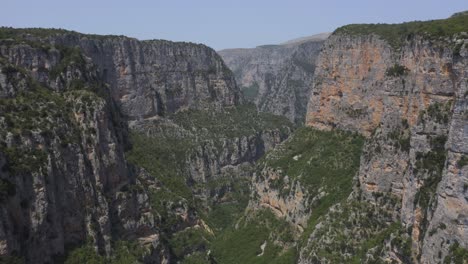 Una-Vista-Aérea-Del-Cañón-De-La-Garganta-De-Vikos,-En-Epirus,-Grecia-Con-El-Dron-Avanzando