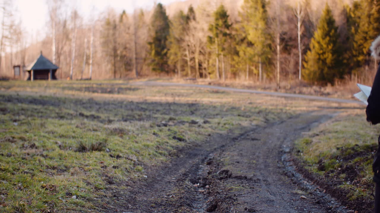 турист читает карту на тропе в горах 3