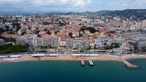 Drohnenaufnahme-Sandstrand-Und-Stadt-An-Der-Französischen-Riviera-In-Schöner-Sonne