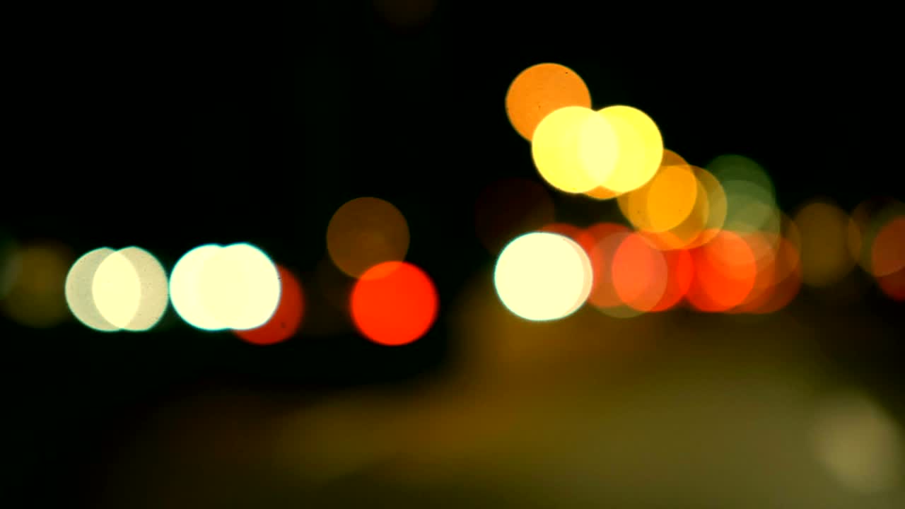 conducir un coche a través de la carretera de la noche, la autopista. luces desenfocadas calle de los ángeles resumen. ciudad fondo borroso. movimientos círculos bokeh de tráfico nocturno.