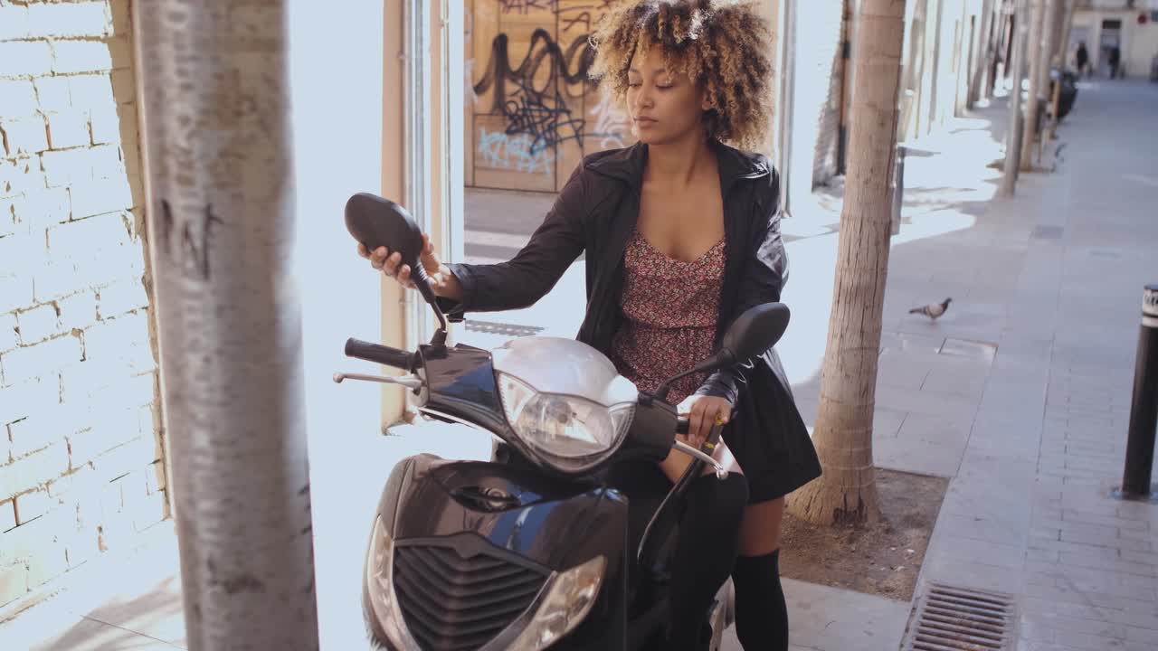 Mulher confiante e moderna de scooter na rua