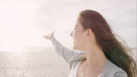 Hermosa-Mujer-Tomando-Selfie-Usando-El-Teléfono-En-La-Playa-Al-Atardecer-Sonriendo-Y-Girando-Disfrutando-De-La-Naturaleza-Y-El-Estilo-De-Vida-En-Vacaciones