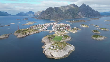 pueblo de henningsvaer y campo de fútbol en el archipiélago de la isla de lofoten, noruega - 4k circulación aérea