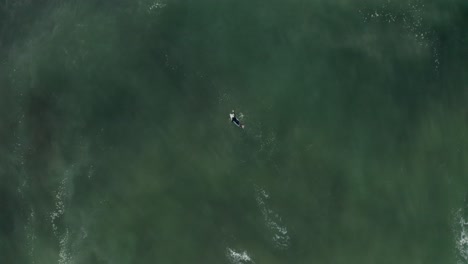 Einsamer-Surfer,-Der-In-Zumbujeira,-Portugal,-In-Die-Wellen-Des-Ozeans-Paddelt