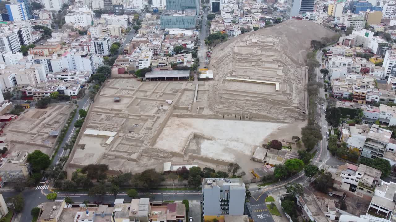 video de drone, grabado inclinando la cámara hacia arriba para revelar un sitio arqueológico inca en el distrito de miraflores en lima peru, llamado "huaca pucllana