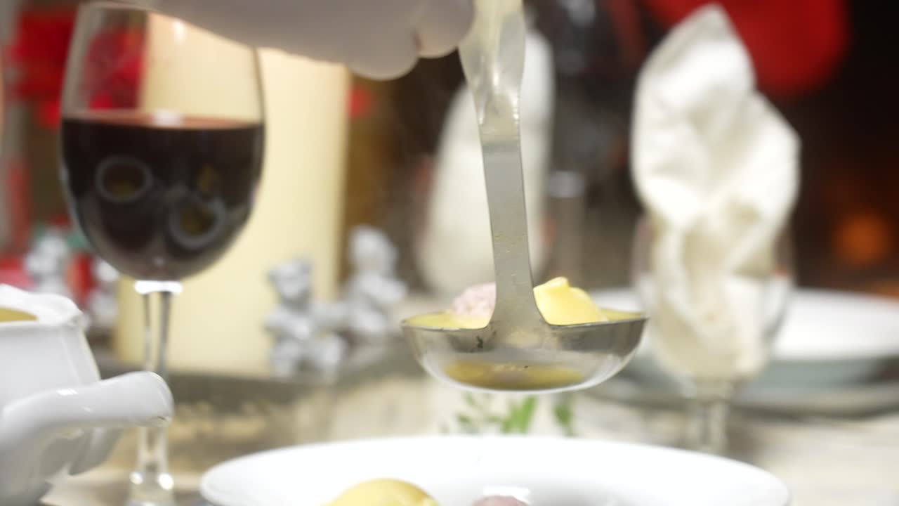 전통적인 카탈로니아 크리스마스 수프 "sopa de galets, escudella"를 접시에 제공