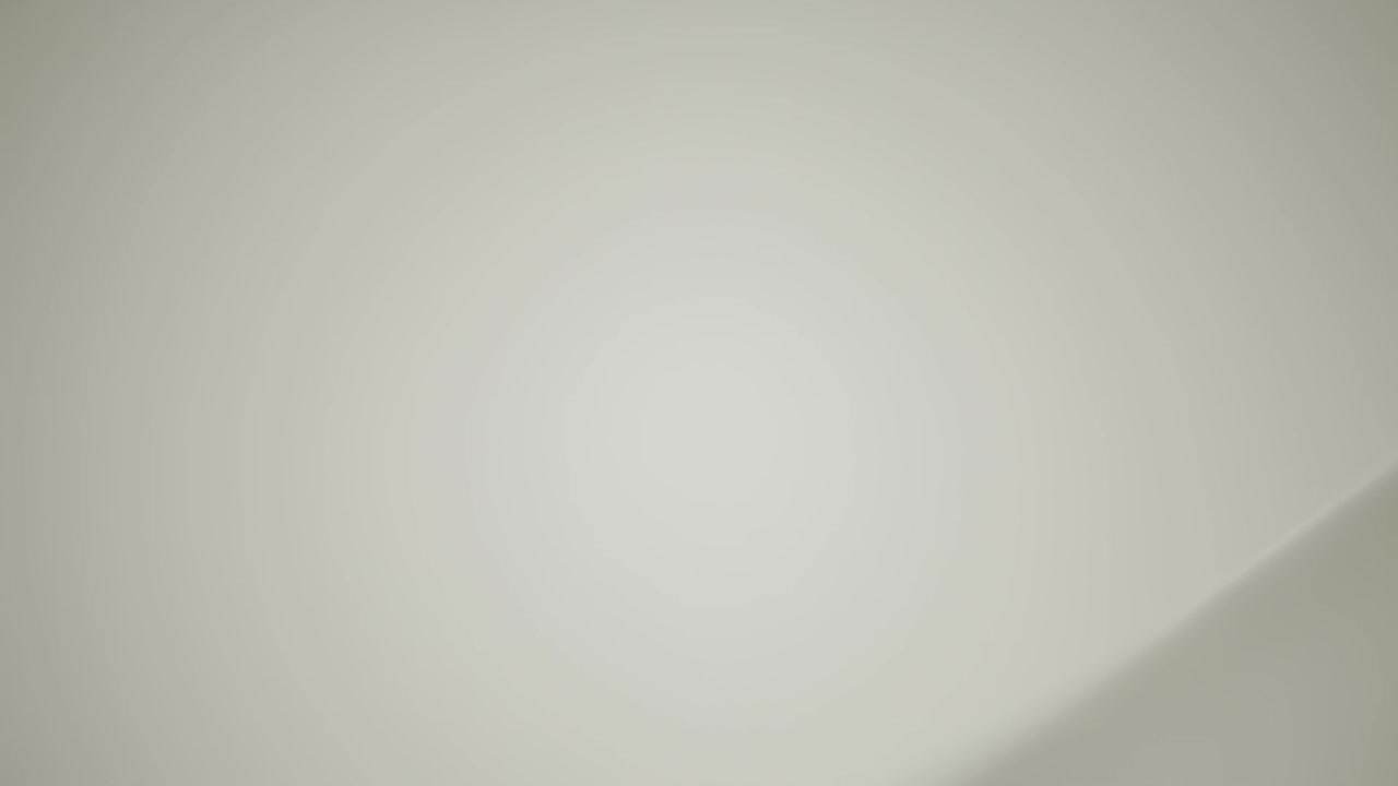 salmón a la parrilla con una guarnición de verduras de colores en un plato blanco, de cerca