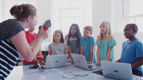 Schüler-Mit-Lehrer-Im-Computer-Codierungskurs-Nach-Der-Schule-Lernen,-Roboterfahrzeuge-Zu-Programmieren