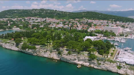 área aérea amplia del parque verde y los acantilados por el puerto en split, croacia