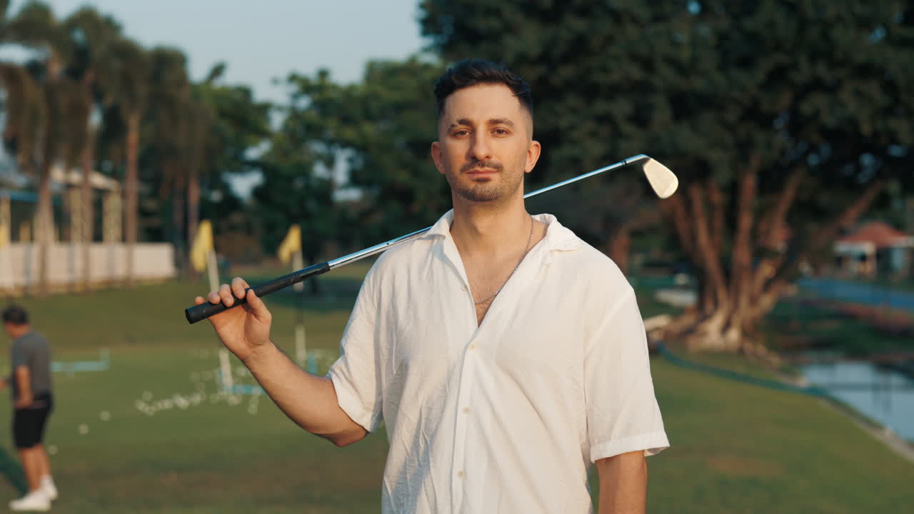 Uomo con una mazza da golf sul campo da golf