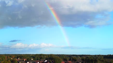 Arco-Iris-En-Cielo-Azul,-Gran-Nube