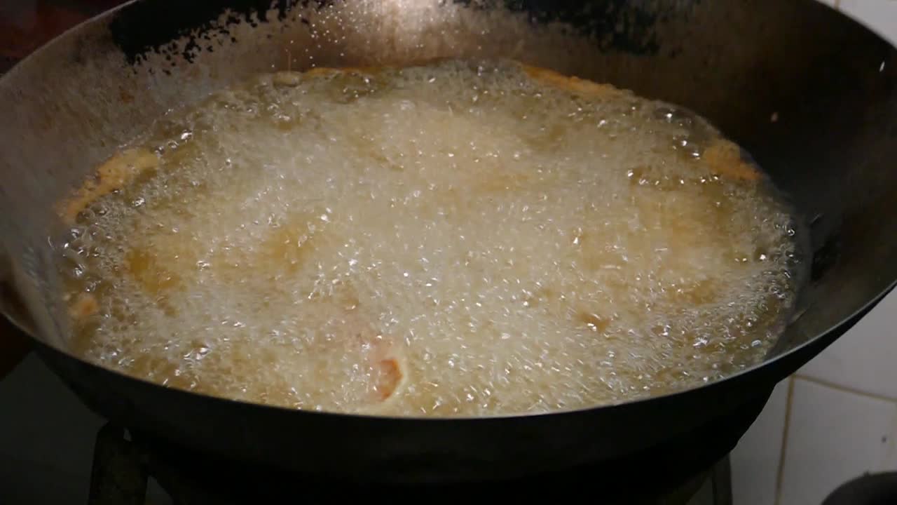 imágenes de primer plano de camarones fritos en aceite hirviendo